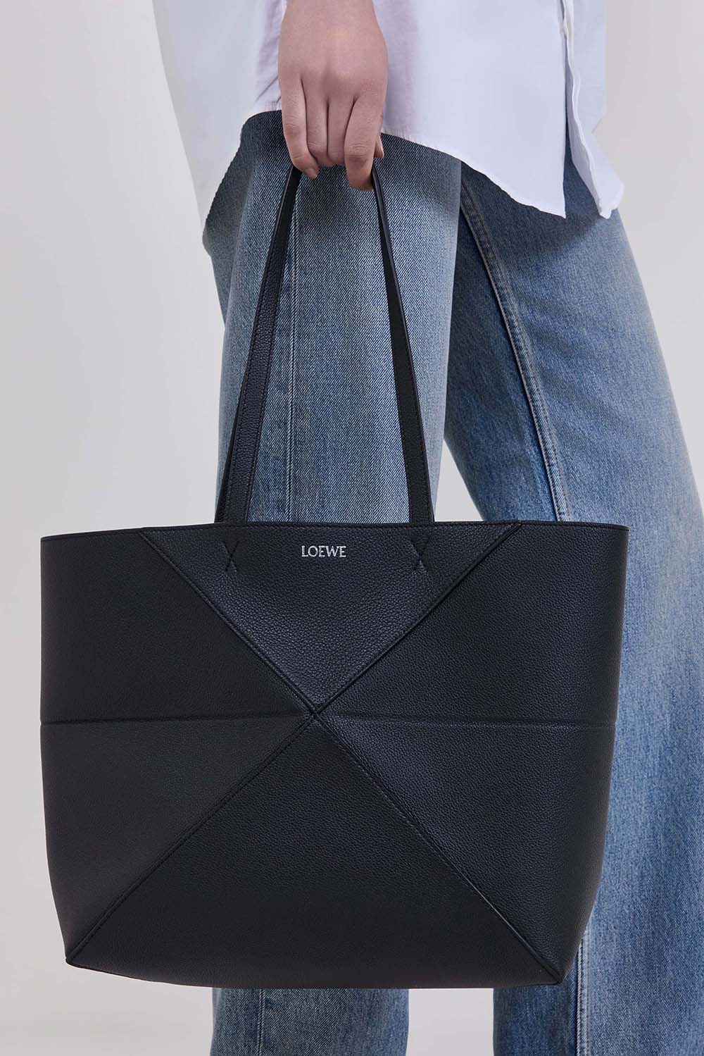 תמונת כל הלוק של תיק כתף פאזל פולד מדיום